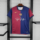 Camisa Barcelona Edição Especial Taylor Swift 2025 - Vermelha e Azul - (Feminina)